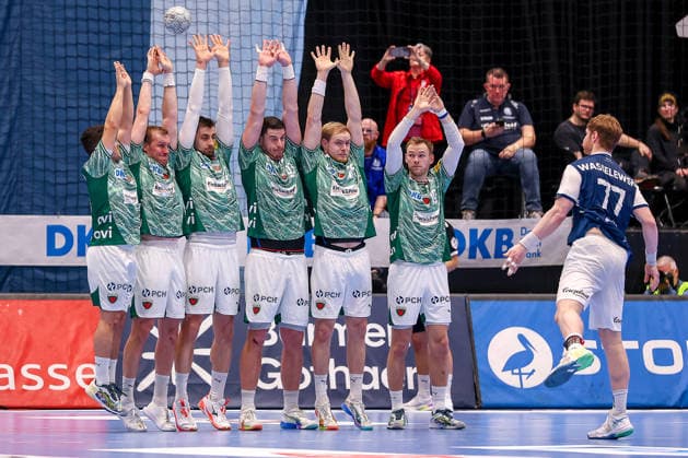 22.02.2026, Handball, HBL, Bergischer HC - Füchse Berlin, Mitsubishi Electric HALLE Düsseldorf: Johannes Wasielewski (BHC 77) wirft den Freiwurf in letzter Sekunde über die Mauer der Berliner. Tim Freihöfer (Füchse Berlin 20) Max Darj (Füchse Berlin 05) Nejc Cehte (Füchse Berlin 22) Mijajlo Marsenic (Füchse Berlin 93) Matthes Langhoff (Füchse Berlin 25) Mathias Gidsel (Füchse Berlin 19) Nordrhein-Westfalen Deutschland