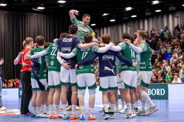 22.02.2026, Handball, HBL, Bergischer HC - Füchse Berlin, Mitsubishi Electric HALLE Düsseldorf: Abschlussjubel der Berliner nach dem Sieg. Mijajlo Marsenic (Füchse Berlin 93) feiert mit der Mannschaft im Kreis Nordrhein-Westfalen Deutschland