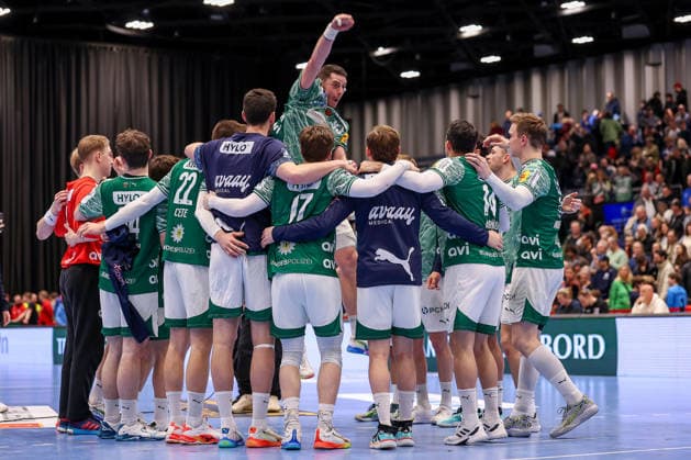 22.02.2026, Handball, HBL, Bergischer HC - Füchse Berlin, Mitsubishi Electric HALLE Düsseldorf: Abschlussjubel der Berliner nach dem Sieg. Mijajlo Marsenic (Füchse Berlin 93) feiert mit der Mannschaft im Kreis Nordrhein-Westfalen Deutschland