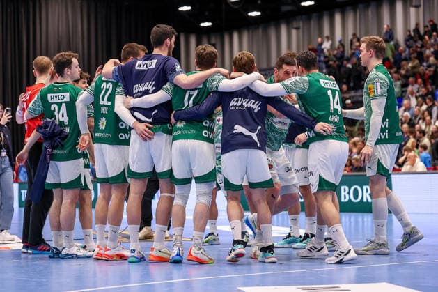 22.02.2026, Handball, HBL, Bergischer HC - Füchse Berlin, Mitsubishi Electric HALLE Düsseldorf: Abschlussjubel der Berliner nach dem Sieg. Mijajlo Marsenic (Füchse Berlin 93) feiert mit der Mannschaft im Kreis Nordrhein-Westfalen Deutschland