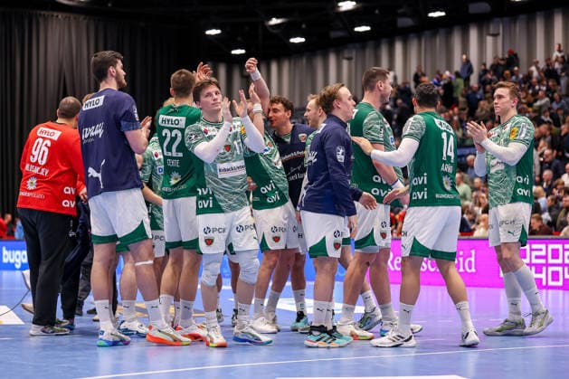 22.02.2026, Handball, HBL, Bergischer HC - Füchse Berlin, Mitsubishi Electric HALLE Düsseldorf: Abschlussjubel der Berliner nach dem Sieg. Nils Lichtlein (Füchse Berlin 17) klatschend Nordrhein-Westfalen Deutschland