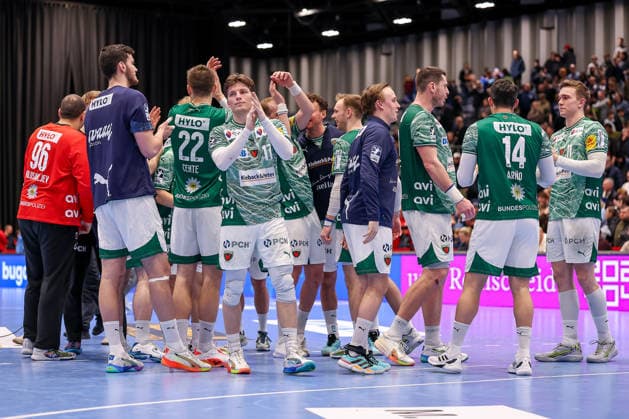 22.02.2026, Handball, HBL, Bergischer HC - Füchse Berlin, Mitsubishi Electric HALLE Düsseldorf: Abschlussjubel der Berliner nach dem Sieg. Nils Lichtlein (Füchse Berlin 17) klatschend Nordrhein-Westfalen Deutschland