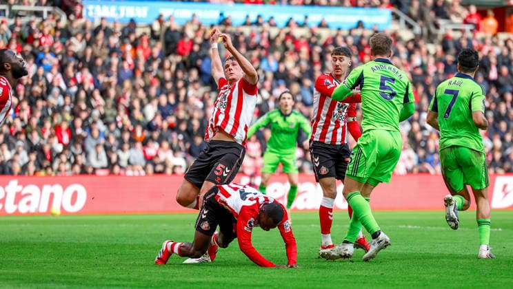 Sunderland v Fulham, Premier League Sunderland defender Daniel Ballard (5) heads clear during the Premier League match between Sunderland and Fulham at the Stadium Of Light, Sunderland, UK on 22 February 2026. Editorial use only DataCo restrictions apply See www.football-dataco.com , Copyright: xSimonxDaviesx PSI-23794-0098