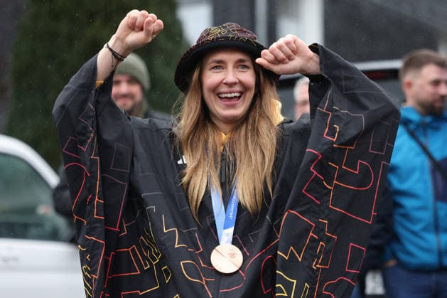 Die Ortsgemeinde Brachbach feiert ihre Olympia Heldin Jacqueline Pfeifer nach den beiden Erfolgen bei den Olympischen Winterspielen Milano Cortina 2026. Jacqueline Pfeifer holte im Skeleton sowie im Skeleton Mixed Team jeweils die Bronzemedaille. Sonntag 22.02.2026, Willkommen daheim JACKA ! Empfang von Jacqueline Pfeifer in Brachbach Deutschland *** The local community of Brachbach celebrates its Olympic heroine Jacqueline Pfeifer after her two successes at the Olympic Winter Games Milano Cortina 2026 Jacqueline Pfeifer won the bronze medal in both the skeleton and the skeleton mixed team Sunday 22 02 2026, Welcome home JACKA Reception for Jacqueline Pfeifer in Brachbach Germany