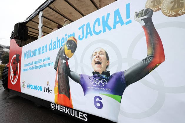 Die Ortsgemeinde Brachbach feiert ihre Olympia Heldin Jacqueline Pfeifer nach den beiden Erfolgen bei den Olympischen Winterspielen Milano Cortina 2026. Jacqueline Pfeifer holte im Skeleton sowie im Skeleton Mixed Team jeweils die Bronzemedaille. Sonntag 22.02.2026, Willkommen daheim JACKA ! Empfang von Jacqueline Pfeifer in Brachbach Deutschland *** The local community of Brachbach celebrates its Olympic heroine Jacqueline Pfeifer after her two successes at the Olympic Winter Games Milano Cortina 2026 Jacqueline Pfeifer won the bronze medal in both the skeleton and the skeleton mixed team Sunday 22 02 2026, Welcome home JACKA Reception for Jacqueline Pfeifer in Brachbach Germany
