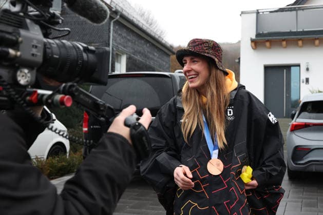 Die Ortsgemeinde Brachbach feiert ihre Olympia Heldin Jacqueline Pfeifer nach den beiden Erfolgen bei den Olympischen Winterspielen Milano Cortina 2026. Jacqueline Pfeifer holte im Skeleton sowie im Skeleton Mixed Team jeweils die Bronzemedaille. Sonntag 22.02.2026, Willkommen daheim JACKA ! Empfang von Jacqueline Pfeifer in Brachbach Deutschland *** The local community of Brachbach celebrates its Olympic heroine Jacqueline Pfeifer after her two successes at the Olympic Winter Games Milano Cortina 2026 Jacqueline Pfeifer won the bronze medal in both the skeleton and the skeleton mixed team Sunday 22 02 2026, Welcome home JACKA Reception for Jacqueline Pfeifer in Brachbach Germany