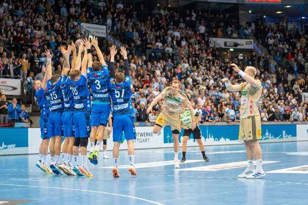 Handball I Herren I Saison 2025-2026 I Bundesliga I 22. Spieltag I TVB Stuttgart - TSV Hannover-Burgdorf I 22.02.2026 Marian Michalczik (22, TSV Hannover Burgdorf) beim letzten direkten Freiwurf scheitert am Block Stuttgart Porsche Arena Baden-Württemberg Deutschland Copyright: xLobeca MaxxPetershansx
