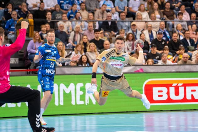 Handball I Herren I Saison 2025-2026 I Bundesliga I 22. Spieltag I TVB Stuttgart - TSV Hannover-Burgdorf I 22.02.2026 Renars Uscins (10, TSV Hannover Burgdorf) im Wurf Stuttgart Porsche Arena Baden-Württemberg Deutschland Copyright: xLobeca MaxxPetershansx