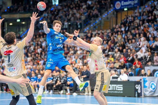 Handball I Herren I Saison 2025-2026 I Bundesliga I 22. Spieltag I TVB Stuttgart - TSV Hannover-Burgdorf I 22.02.2026 Max Häfner (3, TVB Stuttgart) in der Luft, in der Abwehr Leif Tissier (7, TSV Hannover Burgdorf) und Justus Fischer (54, TSV Hannover Burgdorf) Stuttgart Porsche Arena Baden-Württemberg Deutschland Copyright: xLobeca MaxxPetershansx