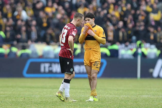 22.02.2026, xtgx, Fussball 2. Bundesliga, Hannover 96 - SG Dynamo Dresden emspor, v.l. (DFL DFB REGULATIONS Maurice Neubauer (Hannover, 33), Ben Bobzien (Dresden, 20) PROHIBIT ANY USE OF PHOTOGRAPHS as IMAGE SEQUENCES and or QUASI-VIDEO) Hannover