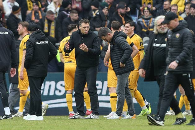 22.02.2026, xtgx, Fussball 2. Bundesliga, Hannover 96 - SG Dynamo Dresden emspor, v.l. Sören Gonther (Dresden, Geschäftsführer , Thomas Stamm (Dresden, Trainer) (DFL DFB REGULATIONS PROHIBIT ANY USE OF PHOTOGRAPHS as IMAGE SEQUENCES and or QUASI-VIDEO) Hannover