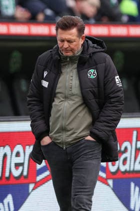 22.02.2026, xtgx, Fussball 2. Bundesliga, Hannover 96 - SG Dynamo Dresden emspor, v.l. Christian Titz (Hannover, Trainer) enttaeuscht, enttäuscht, schaut enttaeuscht, niedergeschlagen, disappointed (DFL DFB REGULATIONS PROHIBIT ANY USE OF PHOTOGRAPHS as IMAGE SEQUENCES and or QUASI-VIDEO) Hannover
