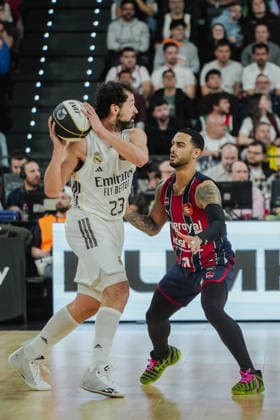 El Rey preside la final de la Copa de S.M. el Rey de baloncesto en Valencia El jugador del Real Madrid Sergio Llull (i) y el jugador del Baskonia Markus Howard (d) durante la final de la Copa de S.M. el Rey de baloncesto, en el Roig Arena, a 22 de febrero de 2026, en Valencia, Comunidad Valenciana (Espana). En la final se enfrentan el Real Madrid y el Baskonia tras ganar en las semifinales a Valencia Basket y Barça, respectivamente. La Copa del Rey 2026 será su primera final copera directa en el formato actual; en otras ediciones se han cruzado sobre todo en cuartos o semifinales, pero no en el partido decisivo. 22 FEBRERO 2026;REY;ACB;FINAL;COPA DEL REY;BALONCESTO;2026;VALENCIA;ROIG ARENA Valencia (Comunidad Valenciana) Valencia (Comunidad Valenciana) Espana Copyright: xJorgexGilx 7314328