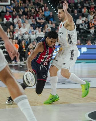 El Rey preside la final de la Copa de S.M. el Rey de baloncesto en Valencia El jugador del Baskonia Trent Forrest (i) y el jugador del Real Madrid Facundo Campazzo (d) durante la final de la Copa de S.M. el Rey de baloncesto, en el Roig Arena, a 22 de febrero de 2026, en Valencia, Comunidad Valenciana (Espana). En la final se enfrentan el Real Madrid y el Baskonia tras ganar en las semifinales a Valencia Basket y Barça, respectivamente. La Copa del Rey 2026 será su primera final copera directa en el formato actual; en otras ediciones se han cruzado sobre todo en cuartos o semifinales, pero no en el partido decisivo. 22 FEBRERO 2026;REY;ACB;FINAL;COPA DEL REY;BALONCESTO;2026;VALENCIA;ROIG ARENA Valencia (Comunidad Valenciana) Valencia (Comunidad Valenciana) Espana Copyright: xJorgexGilx 7314331