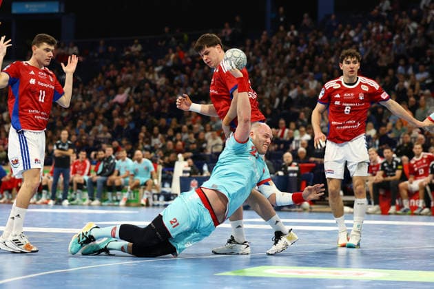 42 Jan Schmidt (Handball Verein Hamburg), 21 Arnar Freyr Arnarsson (MT Melsungen) Handball I Herren I Bundesliga (Daikin HBL) I Saison 2025-2026 I 22. Spieltag I Handball Sport Verein Hamburg - MT Melsungen I 22.02.2026 I Barclays Arena
