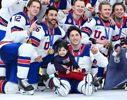 (260222) -- MILAN, Feb. 22, 2026 -- Players of the United States pose for photos during the awarding ceremony after the Ice hockey, Eishockey men s gold medal game between Canada and the United States at the Milan-Cortina 2026 Olympic Winter games, Winterspiele,Spiele, Summer games in Milan, Italy, Feb. 22, 2026. ) (MICO2026)ITALY-MILAN-OLYMPIC WINTER GAMES-ICE HOCKEY-MEN-GOLD MEDAL GAME-CAN VS USA ZhangxHaofu 