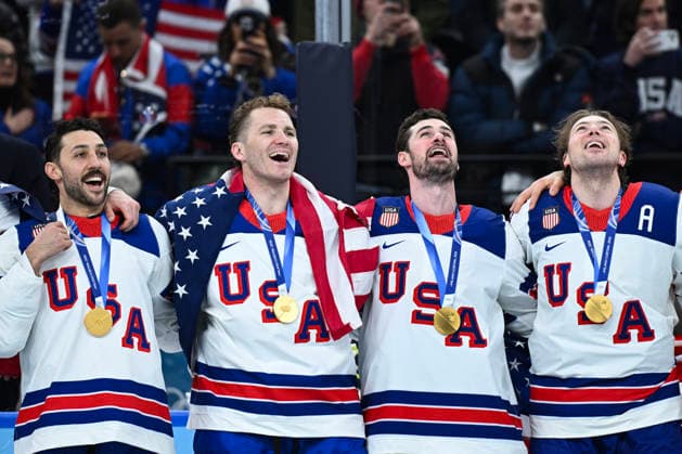 (260222) -- MILAN, Feb. 22, 2026 -- Players of the United States react during the awarding ceremony after the Ice hockey, Eishockey men s gold medal game between Canada and the United States at the Milan-Cortina 2026 Olympic Winter games, Winterspiele,Spiele, Summer games in Milan, Italy, Feb. 22, 2026. ) (MICO2026)ITALY-MILAN-OLYMPIC WINTER GAMES-ICE HOCKEY-MEN-GOLD MEDAL GAME-CAN VS USA ZhangxHaofu 