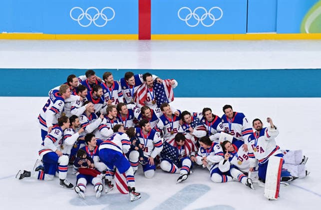 (260222) -- MILAN, Feb. 22, 2026 -- Players of the United States celebrate after the Ice hockey, Eishockey men s gold medal game between Canada and the United States at the Milan-Cortina 2026 Olympic Winter games, Winterspiele,Spiele, Summer games in Milan, Italy, Feb. 22, 2026. ) (MICO2026)ITALY-MILAN-OLYMPIC WINTER GAMES-ICE HOCKEY-MEN-GOLD MEDAL GAME-CAN VS USA TaoxXiyi 