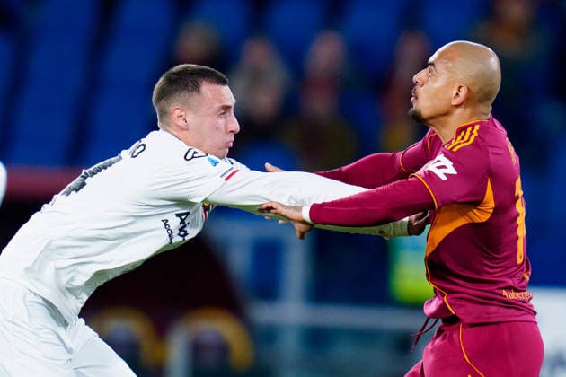 AS Roma v US Cremonese - Serie A Enilive Donyell Malen of AS Roma and Filippo Terracciano of US Cremonese during the serie Serie A Enilive match between AS Roma and US Cremonese at Stadio Olimpico on February 22, 2026 in Rome, Italy Rome Stadio Olimpico Lazio Italy Copyright: xGiuseppexMaffiax 260222_SerieA_Roma-Cremonese_06386