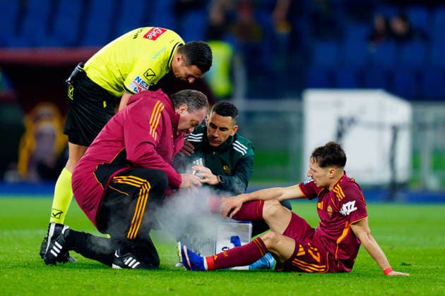 AS Roma v US Cremonese - Serie A Enilive Bryan Zaragoza of AS Roma receives medical treatment during the serie Serie A Enilive match between AS Roma and US Cremonese at Stadio Olimpico on February 22, 2026 in Rome, Italy Rome Stadio Olimpico Lazio Italy Copyright: xGiuseppexMaffiax 260222_SerieA_Roma-Cremonese_07810