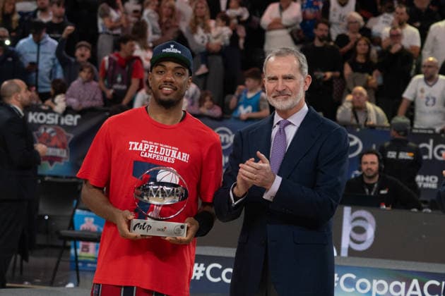 El Rey preside la final de la Copa de S.M. el Rey de baloncesto en Valencia El jugador del Baskonia Trent Forrest (i) recibe la copa por parte del Rey Felipe VI (d), durante la final de la Copa de S.M. el Rey de baloncesto, en el Roig Arena, a 22 de febrero de 2026, en Valencia, Comunidad Valenciana (Espana). En la final se enfrentan el Real Madrid y el Baskonia tras ganar en las semifinales a Valencia Basket y Barça, respectivamente. La Copa del Rey 2026 será su primera final copera directa en el formato actual; en otras ediciones se han cruzado sobre todo en cuartos o semifinales, pero no en el partido decisivo. 22 FEBRERO 2026;REY;ACB;FINAL;COPA DEL REY;BALONCESTO;2026;VALENCIA;ROIG ARENA Valencia (Comunidad Valenciana) Valencia (Comunidad Valenciana) Espana Copyright: xJorgexGilx 7314544