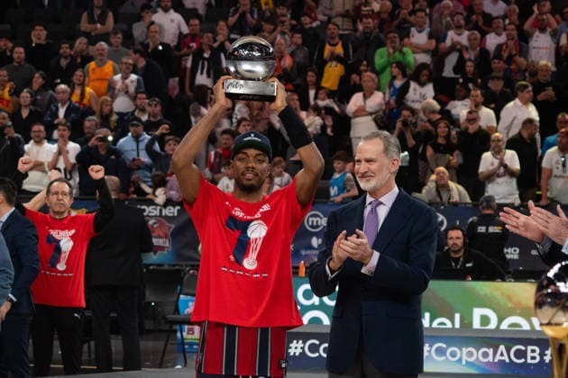 El Rey preside la final de la Copa de S.M. el Rey de baloncesto en Valencia El jugador del Baskonia Trent Forrest (i) recibe la copa por parte del Rey Felipe VI (d), durante la final de la Copa de S.M. el Rey de baloncesto, en el Roig Arena, a 22 de febrero de 2026, en Valencia, Comunidad Valenciana (Espana). En la final se enfrentan el Real Madrid y el Baskonia tras ganar en las semifinales a Valencia Basket y Barça, respectivamente. La Copa del Rey 2026 será su primera final copera directa en el formato actual; en otras ediciones se han cruzado sobre todo en cuartos o semifinales, pero no en el partido decisivo. 22 FEBRERO 2026;REY;ACB;FINAL;COPA DEL REY;BALONCESTO;2026;VALENCIA;ROIG ARENA Valencia (Comunidad Valenciana) Valencia (Comunidad Valenciana) Espana Copyright: xJorgexGilx 7314545