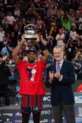 El Rey preside la final de la Copa de S.M. el Rey de baloncesto en Valencia El jugador del Baskonia Trent Forrest (i) recibe la copa por parte del Rey Felipe VI (d), durante la final de la Copa de S.M. el Rey de baloncesto, en el Roig Arena, a 22 de febrero de 2026, en Valencia, Comunidad Valenciana (Espana). En la final se enfrentan el Real Madrid y el Baskonia tras ganar en las semifinales a Valencia Basket y Barça, respectivamente. La Copa del Rey 2026 será su primera final copera directa en el formato actual; en otras ediciones se han cruzado sobre todo en cuartos o semifinales, pero no en el partido decisivo. 22 FEBRERO 2026;REY;ACB;FINAL;COPA DEL REY;BALONCESTO;2026;VALENCIA;ROIG ARENA Valencia (Comunidad Valenciana) Valencia (Comunidad Valenciana) Espana Copyright: xJorgexGilx 7314546