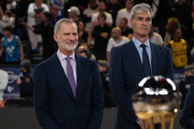 El Rey preside la final de la Copa de S.M. el Rey de baloncesto en Valencia El Rey Felipe VI (i) antes de la entrega de la copa tras la final de la Copa de S.M. el Rey de baloncesto, en el Roig Arena, a 22 de febrero de 2026, en Valencia, Comunidad Valenciana (Espana). En la final se enfrentan el Real Madrid y el Baskonia tras ganar en las semifinales a Valencia Basket y Barça, respectivamente. La Copa del Rey 2026 será su primera final copera directa en el formato actual; en otras ediciones se han cruzado sobre todo en cuartos o semifinales, pero no en el partido decisivo. 22 FEBRERO 2026;REY;ACB;FINAL;COPA DEL REY;BALONCESTO;2026;VALENCIA;ROIG ARENA Valencia (Comunidad Valenciana) Valencia (Comunidad Valenciana) Espana Copyright: xJorgexGilx 7314550