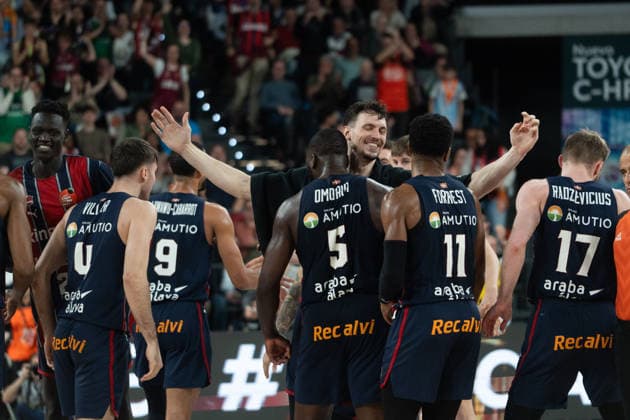 El Rey preside la final de la Copa de S.M. el Rey de baloncesto en Valencia Los jugadores del Baskonia celebran tras ganar la final de la Copa de S.M. el Rey de baloncesto, en el Roig Arena, a 22 de febrero de 2026, en Valencia, Comunidad Valenciana (Espana). En la final se enfrentan el Real Madrid y el Baskonia tras ganar en las semifinales a Valencia Basket y Barça, respectivamente. La Copa del Rey 2026 será su primera final copera directa en el formato actual; en otras ediciones se han cruzado sobre todo en cuartos o semifinales, pero no en el partido decisivo. 22 FEBRERO 2026;REY;ACB;FINAL;COPA DEL REY;BALONCESTO;2026;VALENCIA;ROIG ARENA Valencia (Comunidad Valenciana) Valencia (Comunidad Valenciana) Espana Copyright: xJorgexGilx 7314552
