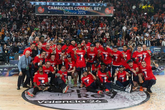El Rey preside la final de la Copa de S.M. el Rey de baloncesto en Valencia Los jugadores del Baskonia celebran tras ganar la final de la Copa de S.M. el Rey de baloncesto, en el Roig Arena, a 22 de febrero de 2026, en Valencia, Comunidad Valenciana (Espana). En la final se enfrentan el Real Madrid y el Baskonia tras ganar en las semifinales a Valencia Basket y Barça, respectivamente. La Copa del Rey 2026 será su primera final copera directa en el formato actual; en otras ediciones se han cruzado sobre todo en cuartos o semifinales, pero no en el partido decisivo. 22 FEBRERO 2026;REY;ACB;FINAL;COPA DEL REY;BALONCESTO;2026;VALENCIA;ROIG ARENA Valencia (Comunidad Valenciana) Valencia (Comunidad Valenciana) Espana Copyright: xJorgexGilx 7314555