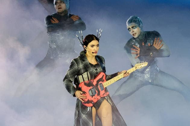 Joan Thiele performs during the Closing Ceremony of the Milano Cortina 2026 Olympic Games, Olympische Spiele, Olympia, OS at Verona Arena in Verona, Italy, on Sunday, February 22, 2026. Norway won the most medals with a total of 41, with the United States following at 33.  ITA20260222139 AARONxJOSEFCZYK