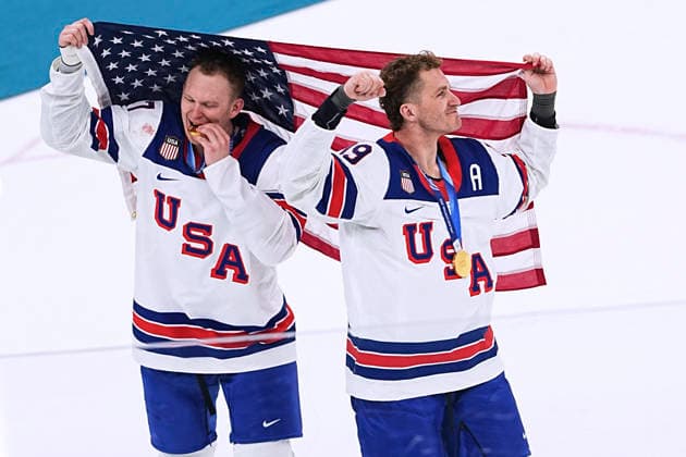 TKACHUK Matthew Team USA Olympiasieger Jubel nach Tor durch HUGHES Jack Eishockey Spiel Kanada - USA Finale 1 : 2 Olympics - Olympische Winterspiele 2026 Mailand - Cortina 06 - 22 Februar 2026 in Italien am 22.02.2026 in Mailand *** TKACHUK Matthew Team USA Olympic champion cheering after goal by HUGHES Jack Ice field hockey game Canada USA Final 1 2 Olympics Olympic Winter Games 2026 Milan Cortina 06 February 22, 2026 in Italy on February 22, 2026 in Milan Copyright: xx