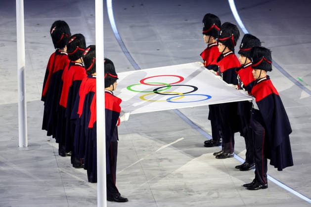 The Olympic Flag is held during the Closing Ceremony of the Milano Cortina 2026 Olympic Games, Olympische Spiele, Olympia, OS at Verona Arena in Verona, Italy, on Sunday, February 22, 2026. Norway won the most medals with a total of 41, with the United States following at 33.  ITA20260222145 AARONxJOSEFCZYK