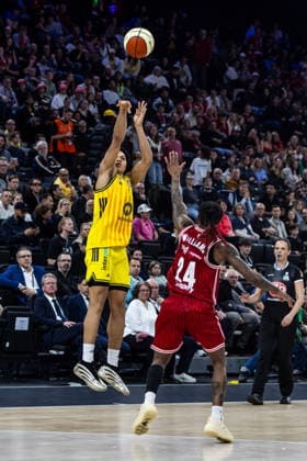 GER, BMW Top Four, Basketball BBL Pokal, Finale, BMA365 Bamberg Baskets - ALBA Berlin. 22.02.2026, SAP Garden, München, GER, BMW Top Four, Basketball BBL Pokal, Finale, BMA365 Bamberg Baskets - ALBA Berlin. Jack Kayil (ALBA Berlin 7), Cobe Williams (BMA365 Bamberg Baskets, 24) Foto Alexander Trienitz München SAP Garden Bayern Deutschland