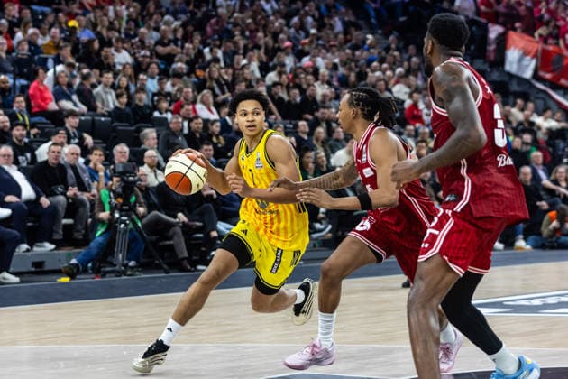 GER, BMW Top Four, Basketball BBL Pokal, Finale, BMA365 Bamberg Baskets - ALBA Berlin. 22.02.2026, SAP Garden, München, GER, BMW Top Four, Basketball BBL Pokal, Finale, BMA365 Bamberg Baskets - ALBA Berlin. Jack Kayil (ALBA Berlin 7), Austin Crowley (BMA365 Bamberg Baskets, 85) Foto Alexander Trienitz München SAP Garden Bayern Deutschland
