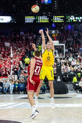 GER, BMW Top Four, Basketball BBL Pokal, Finale, BMA365 Bamberg Baskets - ALBA Berlin. 22.02.2026, SAP Garden, München, GER, BMW Top Four, Basketball BBL Pokal, Finale, BMA365 Bamberg Baskets - ALBA Berlin. Moses Wood (ALBA Berlin 11), Moritz Krimmer (BMA365 Bamberg Baskets, 27) Foto Alexander Trienitz München SAP Garden Bayern Deutschland