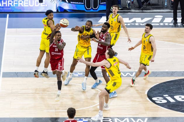 GER, BMW Top Four, Basketball BBL Pokal, Finale, BMA365 Bamberg Baskets - ALBA Berlin. 22.02.2026, SAP Garden, München, GER, BMW Top Four, Basketball BBL Pokal, Finale, BMA365 Bamberg Baskets - ALBA Berlin. Cobe Williams (BMA365 Bamberg Baskets, 24), J wan Roberts (ALBA Berlin 13) Foto Alexander Trienitz München SAP Garden Bayern Deutschland