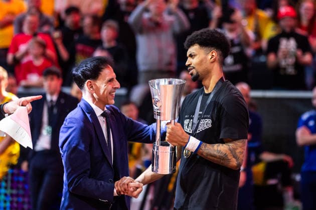 GER, BMW Top Four, Basketball BBL Pokal, Finale, BMA365 Bamberg Baskets - ALBA Berlin. 22.02.2026, SAP Garden, München, GER, BMW Top Four, Basketball BBL Pokal, Finale, BMA365 Bamberg Baskets - ALBA Berlin. Ibi Watson (BMA365 Bamberg Baskets, 2) übernimmt den BBL-Pokal Foto Alexander Trienitz München SAP Garden Bayern Deutschland