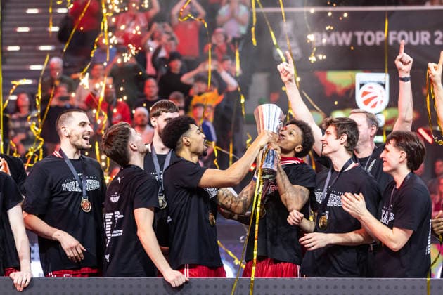 GER, BMW Top Four, Basketball BBL Pokal, Finale, BMA365 Bamberg Baskets - ALBA Berlin. 22.02.2026, SAP Garden, München, GER, BMW Top Four, Basketball BBL Pokal, Finale, BMA365 Bamberg Baskets - ALBA Berlin. Ibi Watson (BMA365 Bamberg Baskets, 2) undDemarcus Demonia (BMA365 Bamberg Baskets, 8) und das Team mit dem BBL-Pokal Foto Alexander Trienitz München SAP Garden Bayern Deutschland