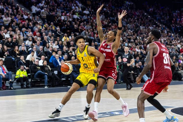GER, BMW Top Four, Basketball BBL Pokal, Finale, BMA365 Bamberg Baskets - ALBA Berlin. 22.02.2026, SAP Garden, München, GER, BMW Top Four, Basketball BBL Pokal, Finale, BMA365 Bamberg Baskets - ALBA Berlin. Jack Kayil (ALBA Berlin 7), Austin Crowley (BMA365 Bamberg Baskets, 85) Foto Alexander Trienitz München SAP Garden Bayern Deutschland