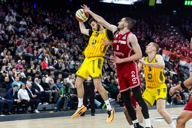GER, BMW Top Four, Basketball BBL Pokal, Finale, BMA365 Bamberg Baskets - ALBA Berlin. 22.02.2026, SAP Garden, München, GER, BMW Top Four, Basketball BBL Pokal, Finale, BMA365 Bamberg Baskets - ALBA Berlin. Guy Artman Nahmias (ALBA Berlin 24), Daniel Keppeler (BMA365 Bamberg Baskets, 31) Foto Alexander Trienitz München SAP Garden Bayern Deutschland