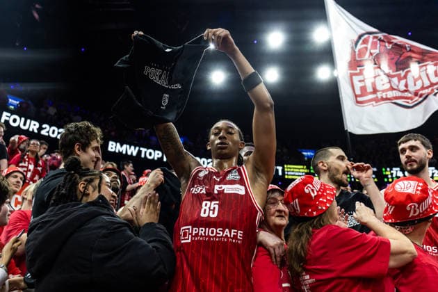 GER, BMW Top Four, Basketball BBL Pokal, Finale, BMA365 Bamberg Baskets - ALBA Berlin. 22.02.2026, SAP Garden, München, GER, BMW Top Four, Basketball BBL Pokal, Finale, BMA365 Bamberg Baskets - ALBA Berlin. Austin Crowley (BMA365 Bamberg Baskets, 85) feiert mit den Fans Foto Alexander Trienitz München SAP Garden Bayern Deutschland