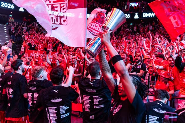GER, BMW Top Four, Basketball BBL Pokal, Finale, BMA365 Bamberg Baskets - ALBA Berlin. 22.02.2026, SAP Garden, München, GER, BMW Top Four, Basketball BBL Pokal, Finale, BMA365 Bamberg Baskets - ALBA Berlin. Demarcus Demonia (BMA365 Bamberg Baskets, 8) mit dem BBL-Pokal Foto Alexander Trienitz München SAP Garden Bayern Deutschland