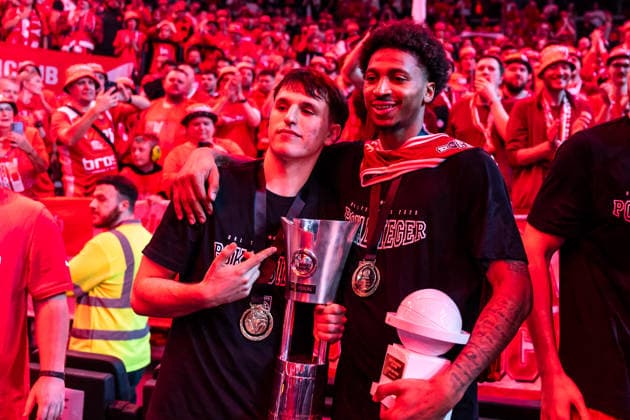 GER, BMW Top Four, Basketball BBL Pokal, Finale, BMA365 Bamberg Baskets - ALBA Berlin. 22.02.2026, SAP Garden, München, GER, BMW Top Four, Basketball BBL Pokal, Finale, BMA365 Bamberg Baskets - ALBA Berlin. Adrian Petkovic (BMA365 Bamberg Baskets, 15) und Demarcus Demonia (BMA365 Bamberg Baskets, 8) mit dem BBL-Pokal Foto Alexander Trienitz München SAP Garden Bayern Deutschland