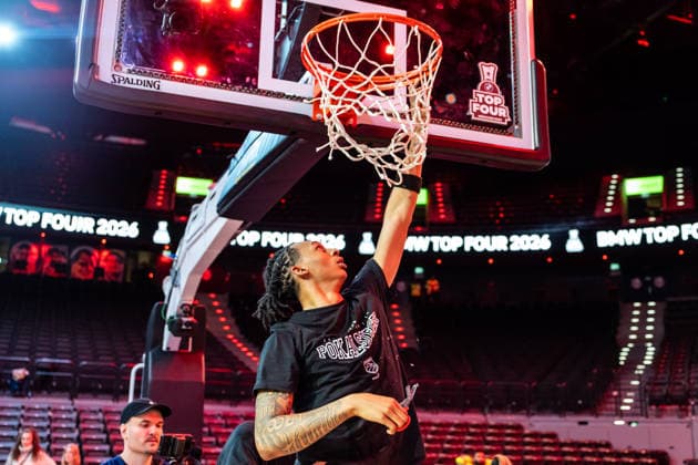 GER, BMW Top Four, Basketball BBL Pokal, Finale, BMA365 Bamberg Baskets - ALBA Berlin. 22.02.2026, SAP Garden, München, GER, BMW Top Four, Basketball BBL Pokal, Finale, BMA365 Bamberg Baskets - ALBA Berlin. Austin Crowley (BMA365 Bamberg Baskets, 85) schneidet das Netz ab Foto Alexander Trienitz München SAP Garden Bayern Deutschland