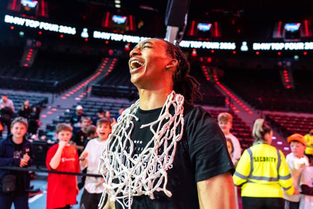 GER, BMW Top Four, Basketball BBL Pokal, Finale, BMA365 Bamberg Baskets - ALBA Berlin. 22.02.2026, SAP Garden, München, GER, BMW Top Four, Basketball BBL Pokal, Finale, BMA365 Bamberg Baskets - ALBA Berlin. Austin Crowley (BMA365 Bamberg Baskets, 85) mit dem Netz Foto Alexander Trienitz München SAP Garden Bayern Deutschland