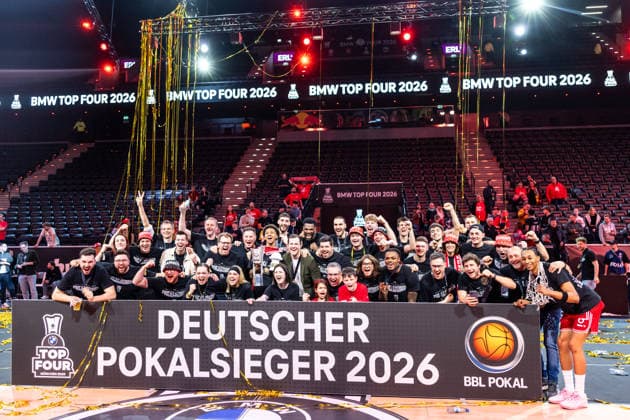 GER, BMW Top Four, Basketball BBL Pokal, Finale, BMA365 Bamberg Baskets - ALBA Berlin. 22.02.2026, SAP Garden, München, GER, BMW Top Four, Basketball BBL Pokal, Finale, BMA365 Bamberg Baskets - ALBA Berlin. Alles vom Team der BMA365 Bamberg Basketsä neuen sich über den Pokal-Sieg Foto Alexander Trienitz München SAP Garden Bayern Deutschland