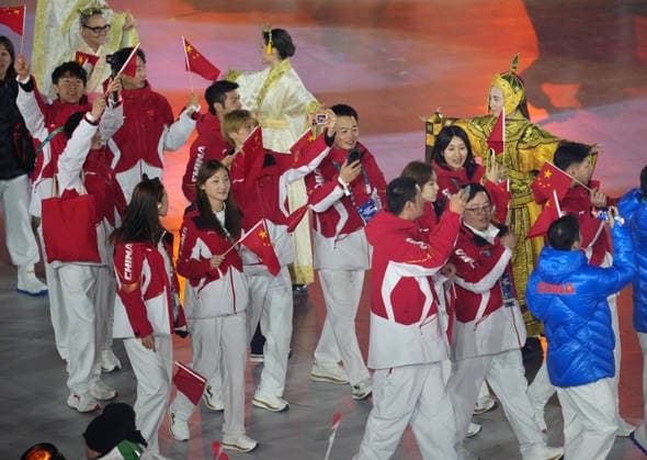 (260222) -- VERONA, Feb. 22, 2026 -- Members of the delegation of China parade during the closing ceremony of the Milan-Cortina 2026 Olympic Winter games, Winterspiele,Spiele, Summer games at Verona Olympic Arena in Verona, Italy, Feb. 22, 2026. ) (MICO2026)ITALY-VERONA-OLYMPIC WINTER GAMES-CLOSING CEREMONY SunxFei 