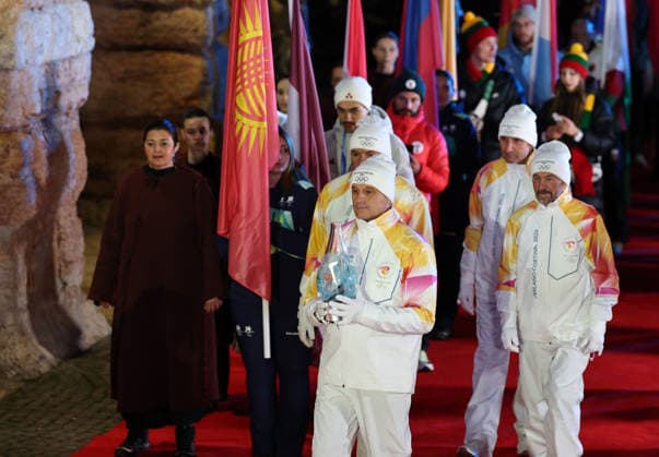 (260222) -- VERONA, Feb. 22, 2026 -- The Drop of Olympic Flame is carried into the venue during the closing ceremony of the Milan-Cortina 2026 Olympic Winter games, Winterspiele,Spiele, Summer games at Verona Olympic Arena in Verona, Italy, Feb. 22, 2026. ) (MICO2026)ITALY-VERONA-OLYMPIC WINTER GAMES-CLOSING CEREMONY WangxKaiyan 