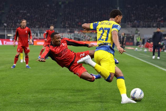 Milan, Italy, 22nd February 2026. Pervis Estupinan of AC Milan blocks a clearance from Sascha Britschgi of Parma Calcio during the AC Milan vs Parma Serie A match at Giuseppe Meazza, Milan. Picture credit should read: Jonathan Moscrop Sportimage EDITORIAL USE ONLY. No use with unauthorised audio, video, data, fixture lists, club league logos or live services. Online in-match use limited to 120 images, no video emulation. No use in betting, games or single club league player publications. SPI_068_MILAN_PARMA SPI-4549-0067